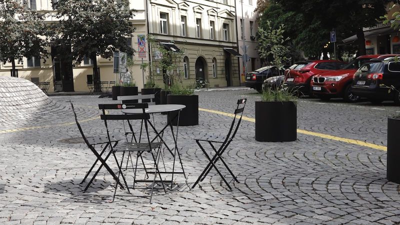 Další kontroverzní odpočinkové místo v Praze, tentokrát blokuje kruhový objezd